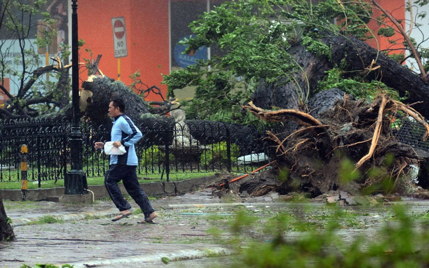 Cận cảnh siêu bão Haiyan tàn phá Philippines (6)