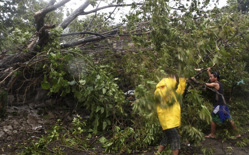 Cận cảnh siêu bão Haiyan tàn phá Philippines (10)