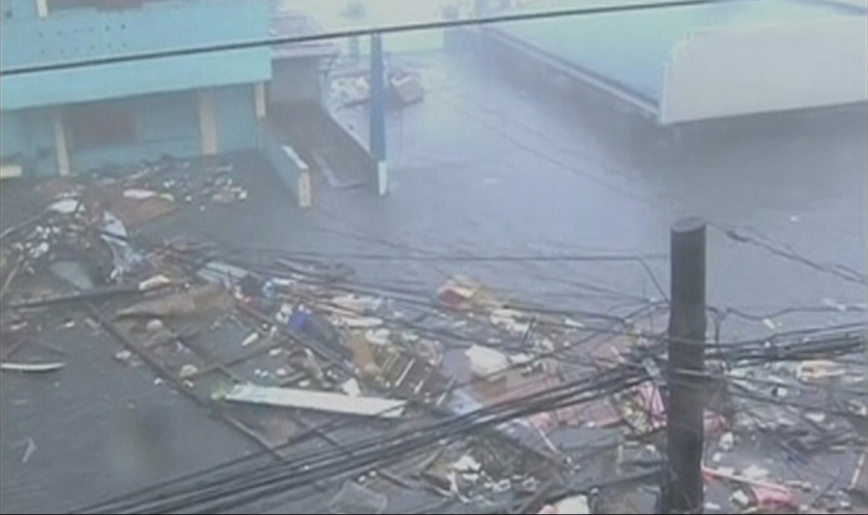Cận cảnh siêu bão Haiyan tàn phá Philippines (12)