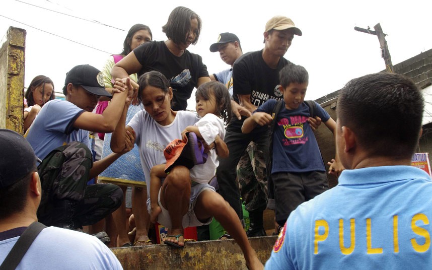 Cận cảnh siêu bão Haiyan tàn phá Philippines (9)