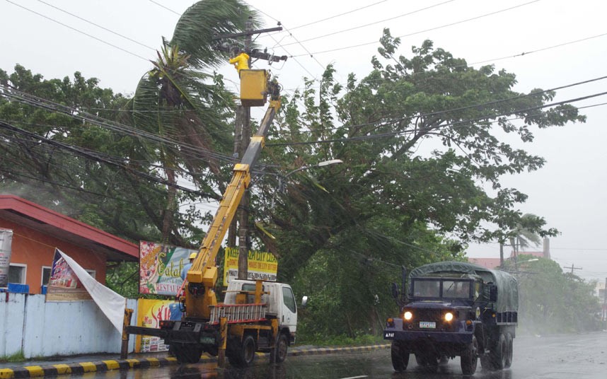 Cận cảnh siêu bão Haiyan tàn phá Philippines (4)