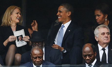 David Cameron và Barack Obama chụp ảnh tự sướng tại lễ tang Mandela (2)