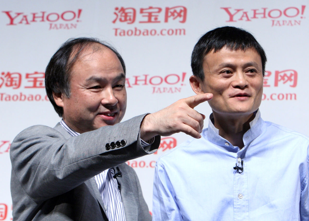 Masayoshi Son và Jack Ma tại Tokyo trong một buổi họp báo năm 2010