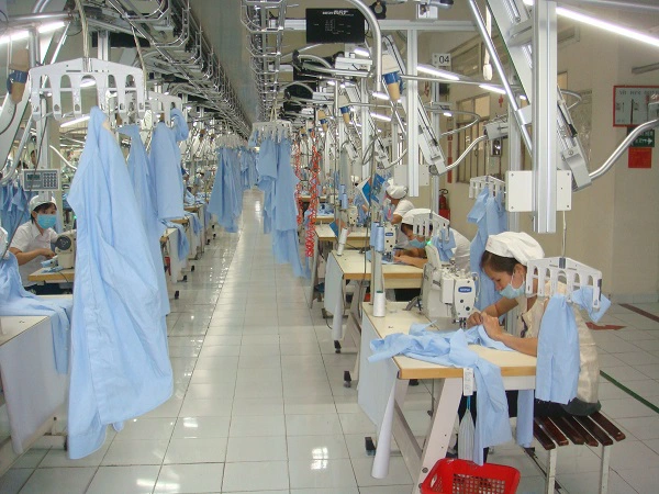 Cty CP Việt Hưng đã đầu tư 3,5 tỉ đồng trang bị chuyền may tự động để nâng cao năng suất lao động.  Ảnh: Nam Dương
