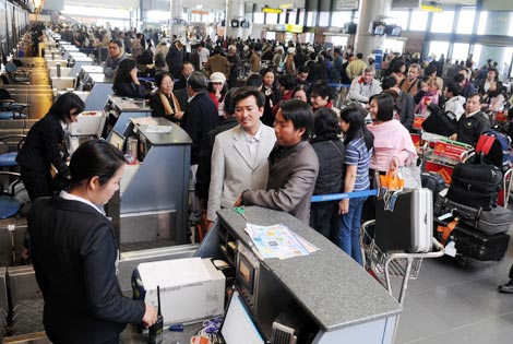 Hành khách làm thủ tục tại nhà ga quốc tế Nội Bài.