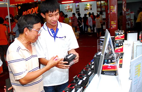 Giới thiệu sản phẩm cho người tiêu dùng tại hội chợ hàng Việt Nam chất lượng cao 2015.Ảnh: HTD