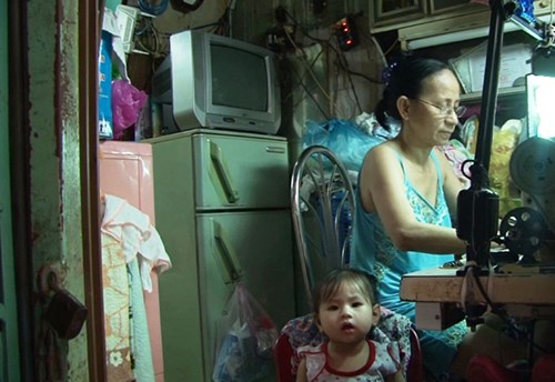 
Sống trong căn nhà nhỏ, bà Bùi Thị Kim Ngọc vẫn cố gắng thu xếp một góc để may vá gia công kiếm thêm thu nhập.
