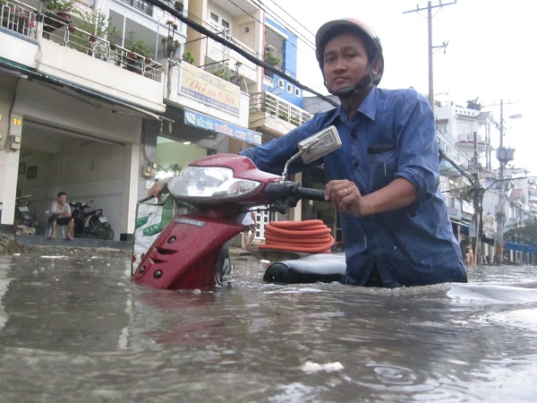 Trận mưa ngày 15.9 đã khiến nhiều đường phố TPHCM biến thành sông. Ảnh: T.PHAN