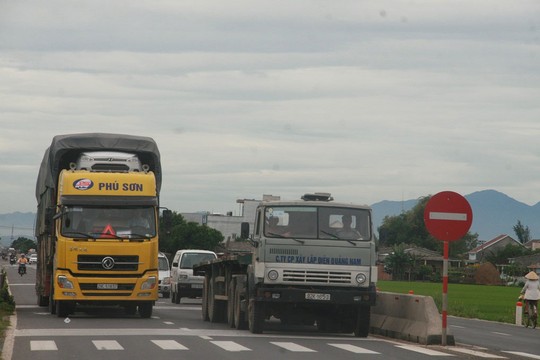 Quốc lộ 1 đi qua tỉnh Quảng Nam không có lề đường và làn đường khá hẹp Ảnh: TRẦN THƯỜNG