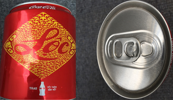 Hãng Coca Cola nhận định: lon có thể đã bị thủng trong khâu phân phối, lưu thông làm nước bên trong xì chảy ra ngoài.