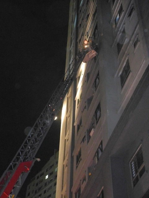 Lực lượng PCCC dùng thang cẩu cứu những người đang mắc kẹt ở trên tầng cao.