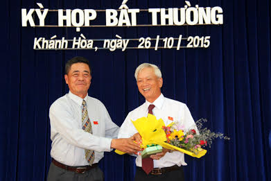 
Ông Lê Thanh Quang tặng hoa cho ông Nguyễn Chiến Thắng
