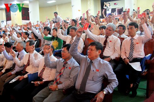 
Đại biểu dự Đại hội Đảng bộ tỉnh Khánh Hòa lần thứ 17 biểu quyết thông qua Nghị quyết nhiệm kỳ 2015-2020
