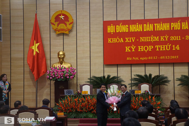 Ông Nguyễn Thế Thảo tặng hoa chúc mừng ông Nguyễn Đức Chung.