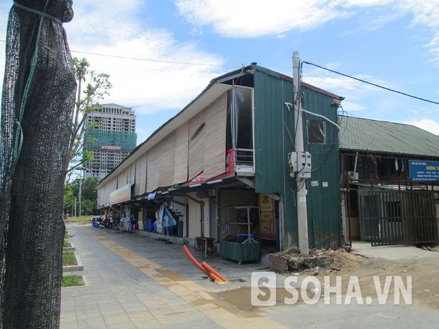 Dãy nhà hai tầng “siêu mỏng” được xây dựng ngay điểm đầu của tuyến đường là ngã tư giao cắt đường Nguyễn Văn Huyên - Nguyễn Khánh Toàn.