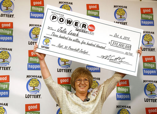 
Bà Julie Leach vừa trúng giải độc đắc Powerball trị giá 310,5 triệu USD. Ảnh: AP
