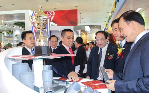 Ông Lê Quang Hùng, Thứ trưởng Bộ xây dựng cùng các lãnh đạo cơ quan nhà nước tham quan gian hàng Tập đoàn Hoa Sen.