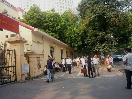 
Từ hơn 7 giờ, người nhà các bị cáo, người liên quan, các luật sư đã có mặt trước TAND TP Hà Nội để tập trung làm các thủ tục tham dự phiên toà

