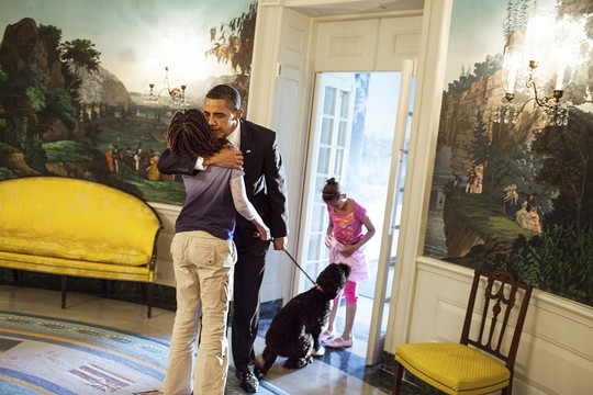 Nhà lãnh đạo Mỹ luôn dành thời gian cho người vợ Michelle cùng 2 cô con gái Sasha (14 tuổi) và Malia (16 tuổi) của mình. Ảnh: More, AP