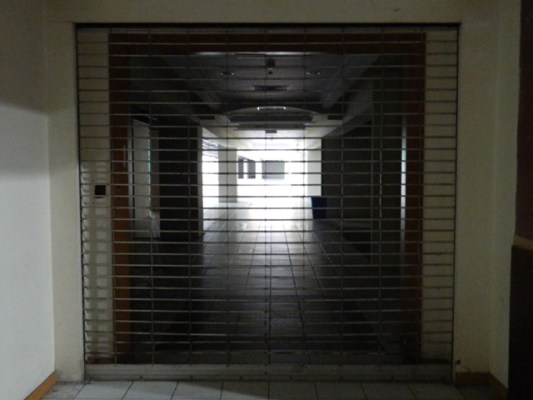 Cảnh u ám bên trong hành lang và lối đi của các tòa nhà. Hầu hết các cửa ra vào chính dẫn lên khu dân cư đều bị khóa kín nhiều năm trời.