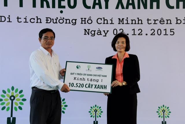 Bà Bùi Thị Hương – Giám Đốc Điều Hành Vinamilk trao tặng Bảng tượng trưng tài trợ cây xanh cho đại diện tỉnh Bến Tre