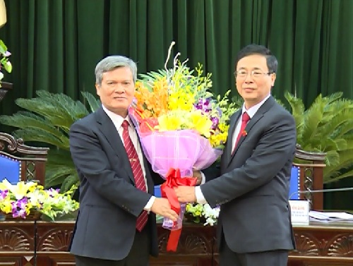 Thường trực HĐND tỉnh Hưng Yên tặng hoa chia tay ông Nguyễn Văn Thông (trái)