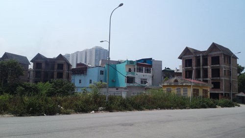 Ngôi nhà xây trái phép “mọc” giữa hai biệt thự của dự án Khu đô thị Cầu Bươu.