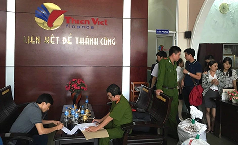 Lực lượng Công an khám xét trụ sở Công ty Thiên Việt.