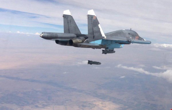 Tiêm kích-bom Su-34 của Nga thả bom nhắm vào các mục tiêu IS tại Syria