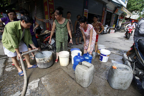 Cuộc sống của người dân bị đảo lộn vì đường ống nước sông Đà vỡ nhiều lần.