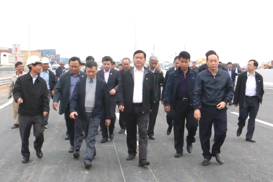 Bộ trưởng Đinh La Thăng kiểm tra dự án đầu tư xây dựng đường cao tốc Hà Nội- Hải Phòng. Ảnh Mt.gov.vn