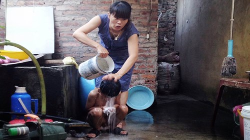 Nhiều hộ dân ở Hà Nội phải tắm rửa bằng nước giếng khoan.
