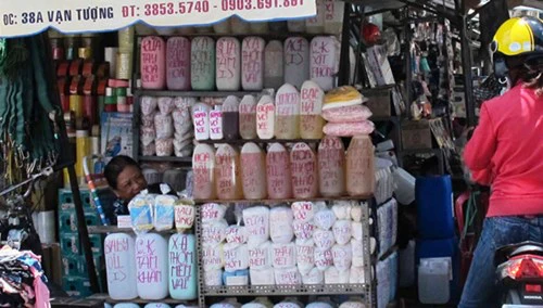 Hàng loạt hóa chất chất kích trắng, những nguyên phụ liệu cần thiết để “chế biến” kem được bày bán tại chợ Kim Biên. Ảnh: H.H.