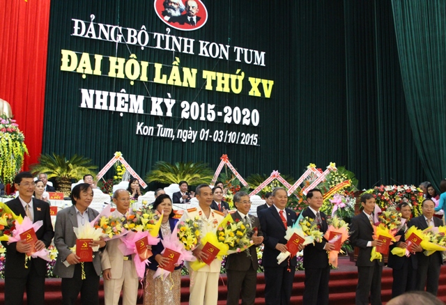Đồng chí Nguyễn Văn Hùng tặng hoa cho các đồng chí không tái cử Ban Chấp hành khóa mới
