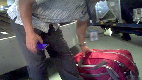 Quá trình bốc xếp hành lý cho khách thường xuyên gặp phải những túi đồ hay thùng hàng bị rách, thủng rớt đồ ra ngoài. Ảnh cắt từ clip