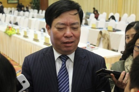 Thứ trưởng Phạm Minh Huân trả lời báo chí về những thắc mắc trong việc thực hiện Luật BHXH năm 2014. Ảnh: VIẾT LONG