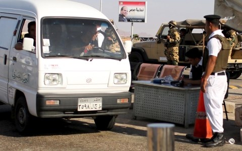 Nhân viên an ninh tại sân bay Sharm al-Sheikh kiểm tra một chiếc xe đi vào trong sân bay. Ảnh AP