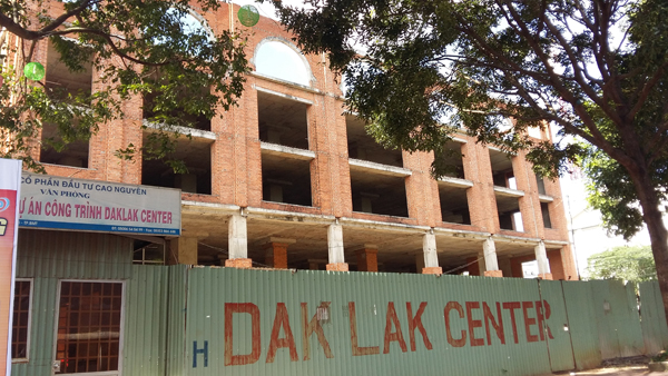 
Dự án Xây dựng Trung tâm Văn hóa Thương mại, dịch vụ tổng hợp Đắk Lắk Center đã dừng xây dựng trong thời gian dài.
