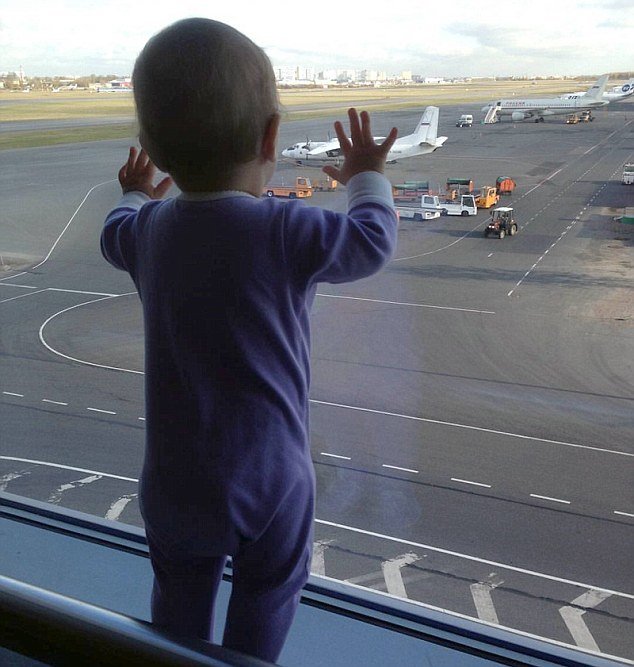 
Bức ảnh bé Darina ở sân bay trước khi tai nạn xảy ra trở thành biểu tượng của thảm kịch - Ảnh: dailymail.co.uk
