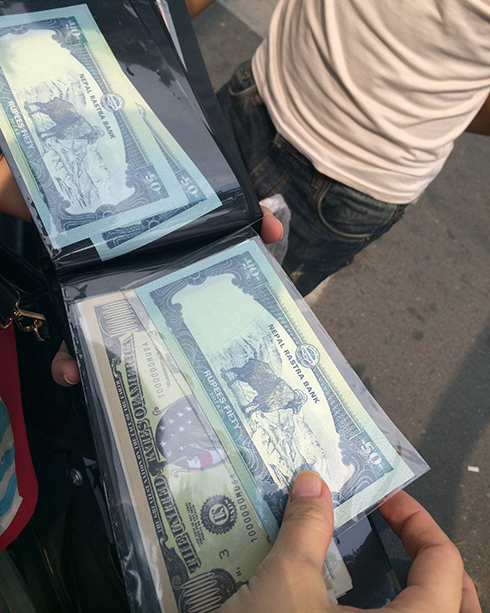 Tờ tiền 50 rupee của Nepal được bán với giá cao gấp bảy lần giá quy đổi - Ảnh: Hương Linh