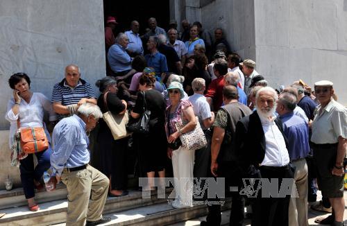 Người dân xếp hàng chờ rút tiền bên ngoài chi nhánh Ngân hàng quốc gia Hy Lạp đã đóng cửa ở Thessaloniki ngày 29/6. Ảnh: TTXVN