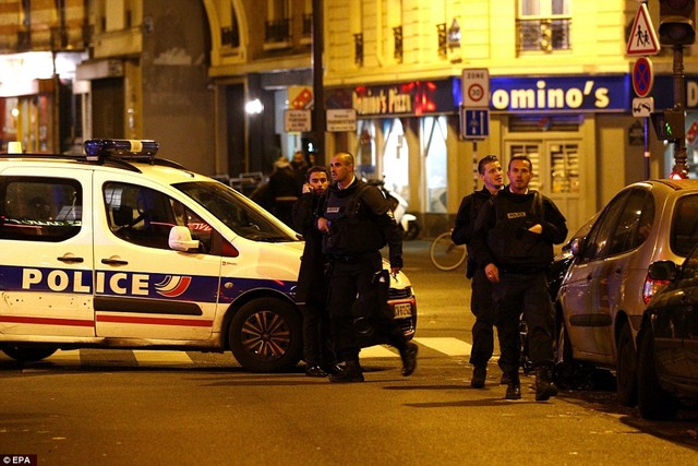 Lực lượng cảnh sát và cứu hộ Pháp tại hiện trường các vụ tấn công. Ảnh: EPA