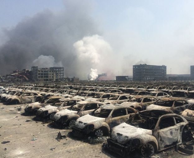 Hàng trăm chiếc xe bị thiêu rụi trong vụ nổ - Ảnh: BBC