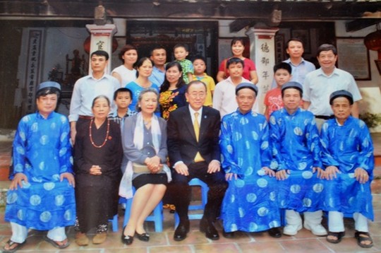 
Ông Ban Ki-moon, phu nhân và những người trong đoàn chụp ảnh lưu niệm cùng những người trong dòng họ Phan Huy trước nhà thờ Phan Huy ở Sài Sơn - Ảnh PV chụp lại
