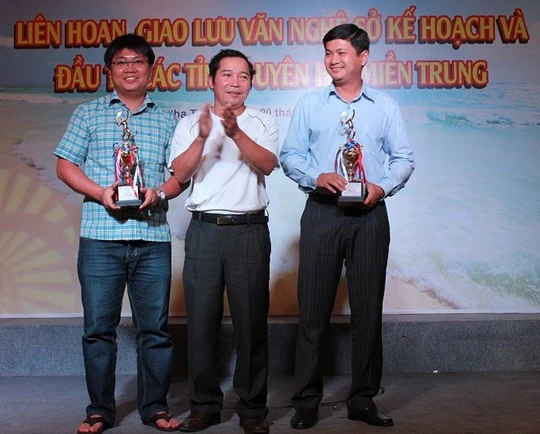 Ông Lê Phước Hoài Bảo (bìa phải) được bổ nhiệm giám đốc sở ở tuổi 30 Ảnh: Sở Kế hoạch - Đầu tư Quảng Nam