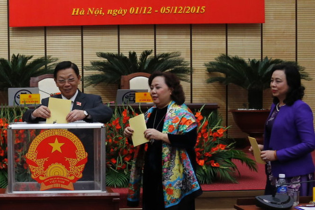 
Ông Nguyễn Thế Thảo bỏ phiếu bầu Chủ tịch UBND thành phố Hà Nội. Ảnh: X.L/Tuổi trẻ

