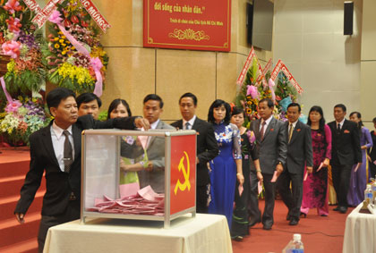 Các đại biểu bỏ phiếu bầu Ban chấp hành mới. Ảnh Tiengiang.gov.vn