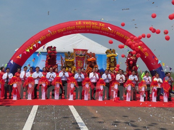 Các đại biểu cắt băng thông xe dự án Quốc lộ 1 qua tỉnh Quảng Trị.