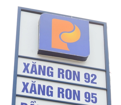 
Biển báo mặt hàng kinh doanh sử dụng logo Petrolimex đã đăng ký bảo hộ nhãn hiệu.
