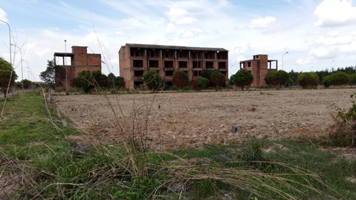 Nhiều biệt thự xây dở dang đang bị bỏ hoang.